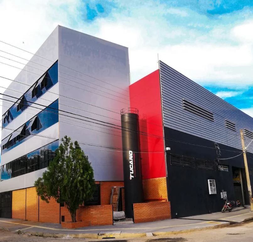 Nós da Tucano Equipamentos, atendemos desde estamparias, ateliês e gráficas até indústrias têxteis de grande porte, pequenos empreendedores e centros de ensino técnico. Nosso portfólio de equipamentos é ideal para quem busca agilidade, alta definição, confiabilidade e qualidade profissional em processos de sublimação, calandragem, transfers, hot-fix e capacitação técnica.