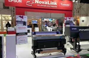 Home 6 A ExpoSign & Design Shop 2025, realizada entre os dias 12 e 14 de agosto no Centro Costa Salguero, em Buenos Aires, foi mais uma vez um ponto alto para o setor de comunicação visual e impressão têxtil na América Latina. Conforme informou a organização, a feira contou com mais de 150 expositores, 18 mil visitantes e ocupou uma área de 10.500 m², consolidando-se como o principal evento do setor Instagram