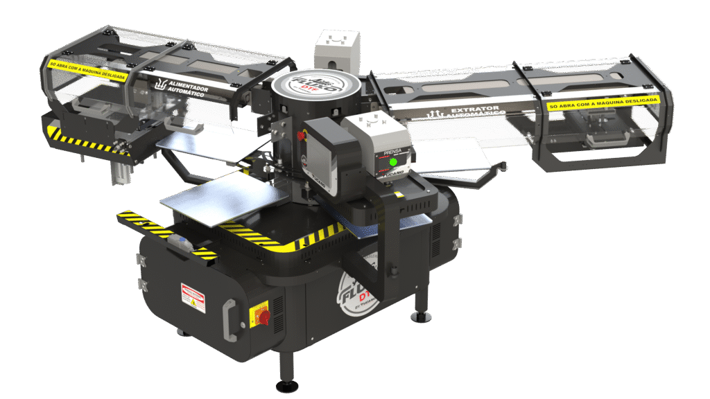 O carrossel AUTO FLUXO DTF é um equipamento automatizado projetado para alta produção de prensagens contínuas de impressões em DTF. Equipado com um alimentador DTF que posiciona o filme no berço para iniciar o processo, e um extrator automático para remoção do filme já prensado, possui capacidade para 5 berços de 45x35 cm e duas prensas PP 450.