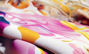 escubra como a fusão entre tecnologia e criatividade está transformando a indústria da moda. Conheça os processos que estão ditando tendências — da sublimação à impressão direta em tecido — e entenda por que agora é o melhor momento para investir em inovação