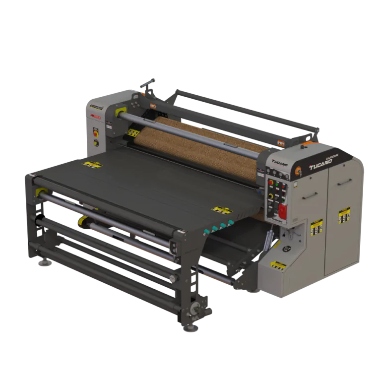 Calandra Flex System 320 Alta performance para quem produz sem parar Projetada para operações que exigem ritmo, estabilidade e escala, a Calandra Flex System 320 entrega produtividade consistente na sublimação de tecidos corridos e localizados. Com cilindro de 320 mm, largandeza útil de 1.850 mm e velocidade mecânica ajustável de 2,0 a 5,0 m/min, ela acompanha a demanda diária com precisão e previsibilidade. O aquecimento por resistências elétricas internas ao cilindro garante distribuição térmica uniforme, resultando em cores fiéis, fixação consistente e redução de perdas. O setup rápido facilita o manuseio e a operação, permitindo trocas ágeis de insumos (papéis e tecidos) e menor tempo de parada entre trabalhos.