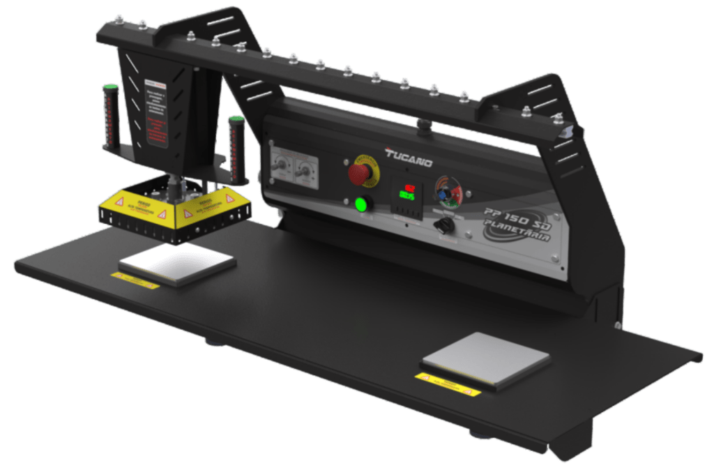 PP 150 Smart Dual Planetária 1 Equipamento desenvolvido para gerar maior produtividade ao cliente. Prensa térmica pneumática com duas bandejas e base de aquecimento nas partes superior e inferior, com área de 15x15 cm.